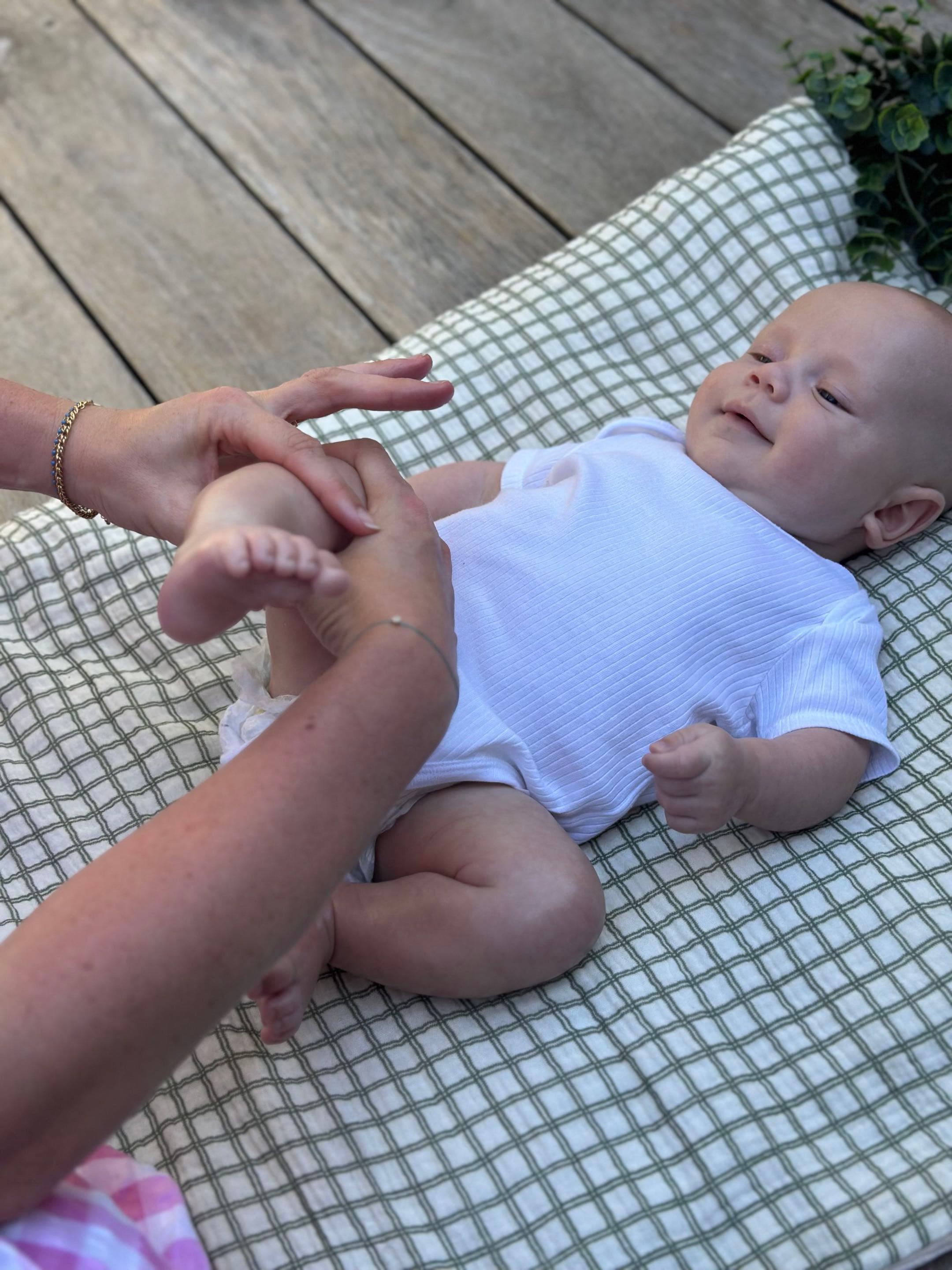 Parent partageant un moment de massage avec son bébé